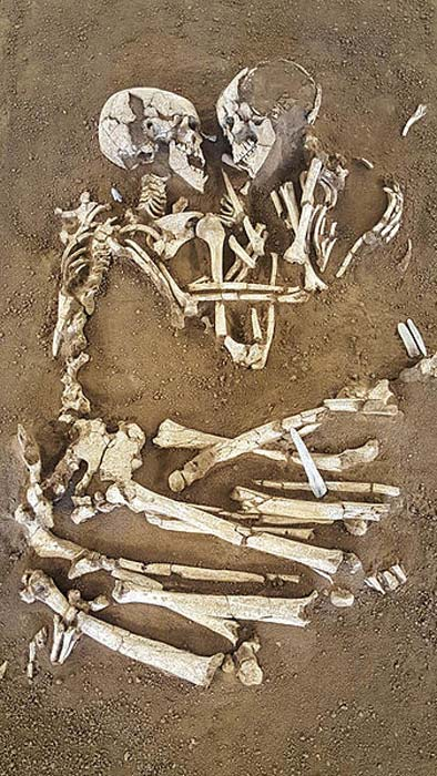 Во время раскопок римской виллы в деревне Вальдаро, к юго-востоку от Мантуи (Италия), группа археологов во главе с Еленой Марией Менотти обнаружила двойное захоронение: молодые мужчина и женщина...