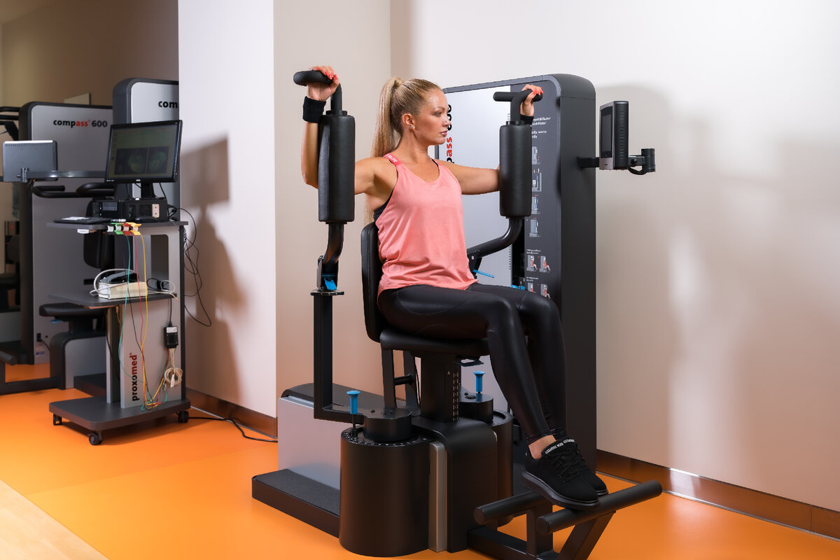 Занятие на тренажерах с визуальной обратной связью в клинике ЛАНЦЕТЪ (Геленджик)