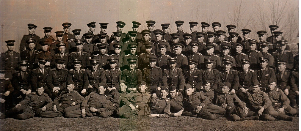 Аэродром Глобино. Апрель 1960 года. 3-я учебная эскадрилья п/полковника Шубина В.И.
Сверху – вниз.                                                                                                   Первый  ряд:  Кобцев, Репин, Косов,  Канунников, Кривомаз, Носатов, Капля, Годованюк, Ходанович, Прутяной, Пожарицкий, Ефремов, Кравцов, Тянтов.                                                                                                Второй ряд: Перетятько, Буняк, Лещук, Ляшенко, Иванов, Дмитрук, Волосенков, Марченков, Колесников, Назаренко, Козин, Величко, Прыгов, Куницын, Волошин, Федоров, Скородумов, Савочка.                                    Третий ряд: старшина Касима, л-т Селецкий, л-т Орлов, ст. л-т Жуков, ст. л-т Олехнович, курсанты - Бурлака, Масёма, Леонов, Горобец, Поляков, Бондаренко, Кущенко, Кузнецов, Тимофеев, Яицкий,  Викулин, Сычов, ст. л-т Комсомоленко, (не помню).                                                                        Четвертый ряд: (не помню), ст. л-т Завялов, ст. тех. л-т Гено, к-н Ловинецкий, ст. л-т Кармолин, м-р Богданов, м-р Кокорин, м-р Колочкин, п/п Шубин, ст. тех. л-т Кисель, м-р Григорьев, (не помню), к-н Павлов, ст. л-т Карелин, (не помню), к-н Елистратов, (не помню)   