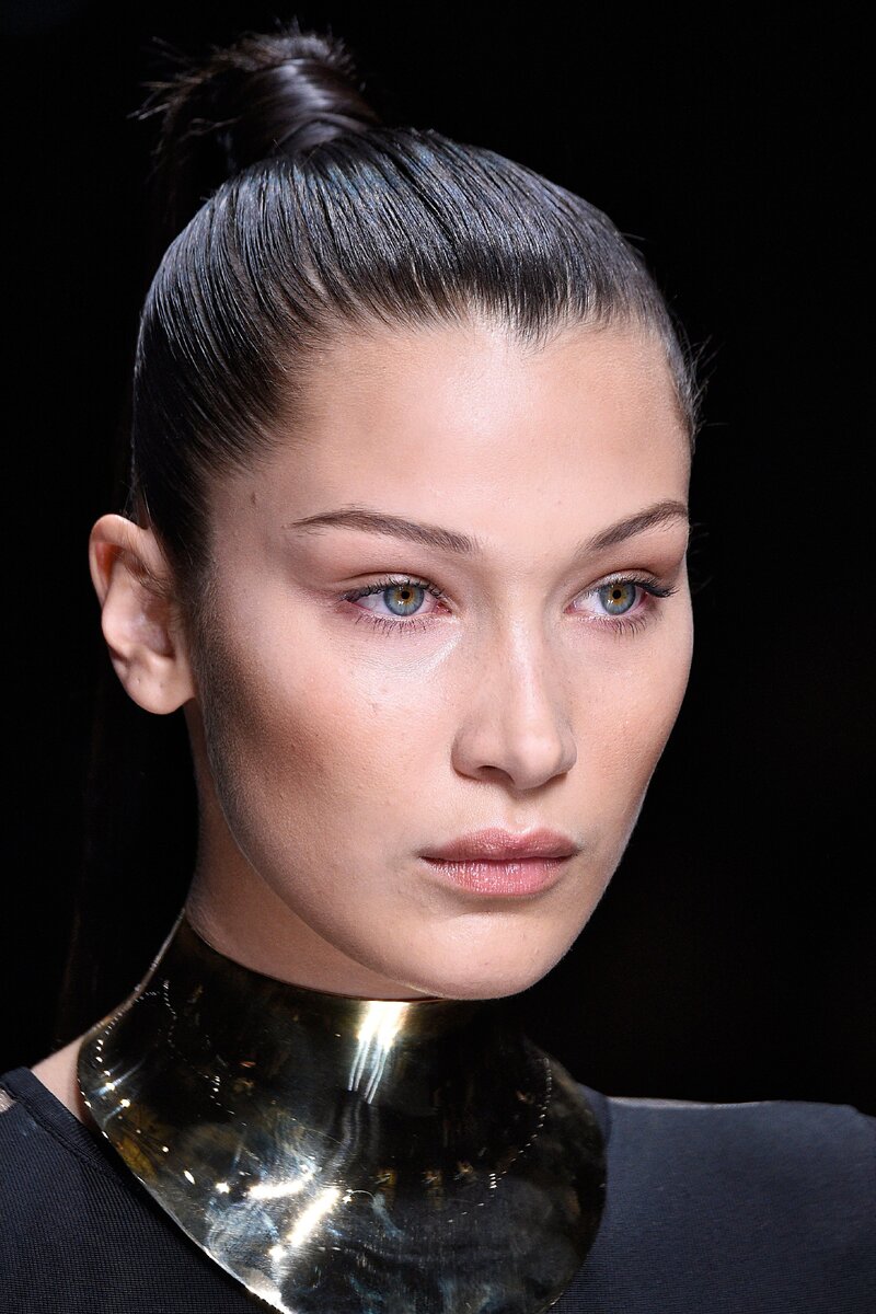 Тренд на тонкие брови.  В моде сейчас вайб двухтысячных; брюки карго, топики, женственные блузы, сумочки багеты и т.д. И в форме бровей тоже возращение, к тонким бровям. Но никаких "запятых", сохраняется классическая форма оформления бровей, только чуть длиннее, чем обычно. Если вы хотите попробовать такую трендовую форму, то не спешите с пинцетом, просто щеточкой уложите волоски вдоль линии бровей, тем самым чуть удлиняя хвостик, и вот вы уже в "тренде".