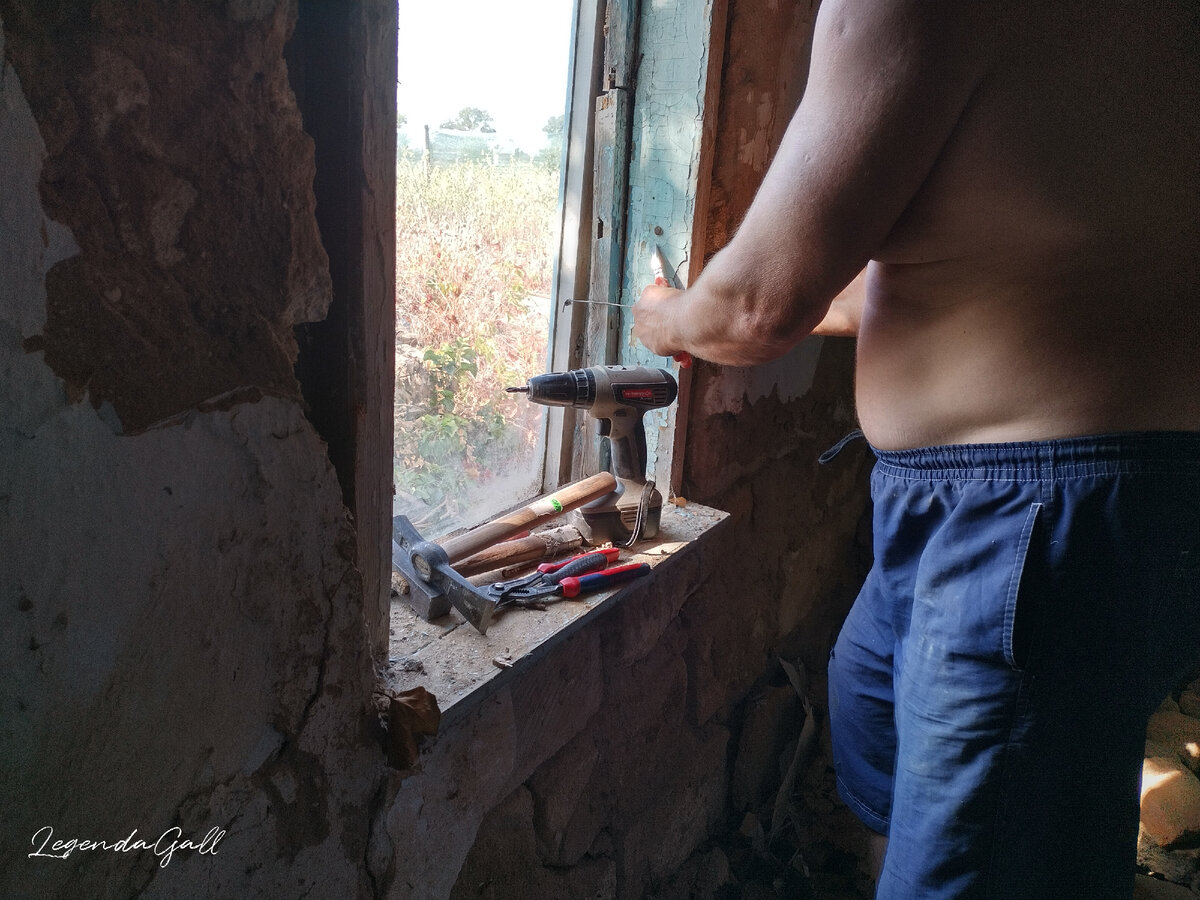 Импровизированную щеколду мастерит