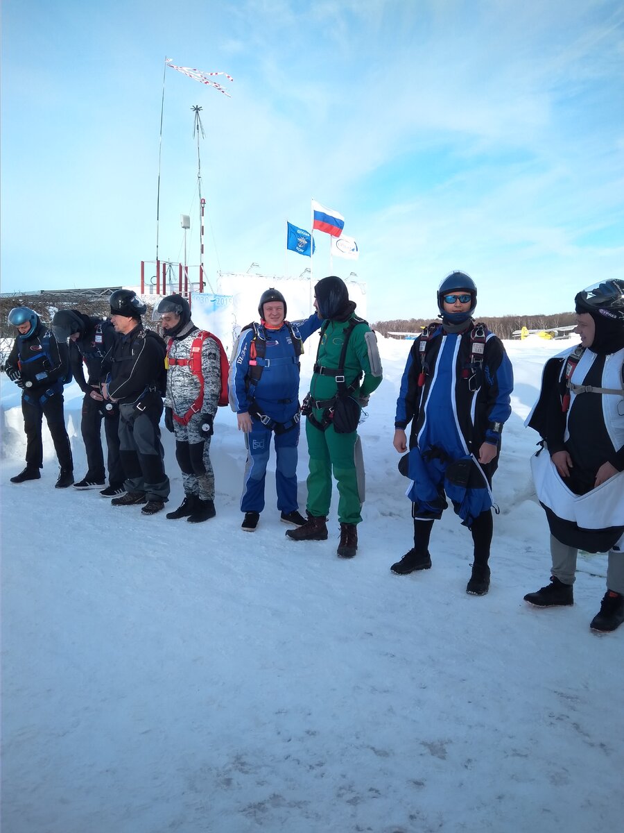 Общее построение перед загрузкой в самолёт.