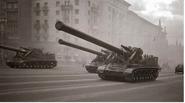 В 1957 году самоходные установки 2А3 были показаны на параде в Москве. Фото: Instagram @ military_technics