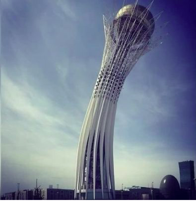 Байтерек расшатало сильным ветром.