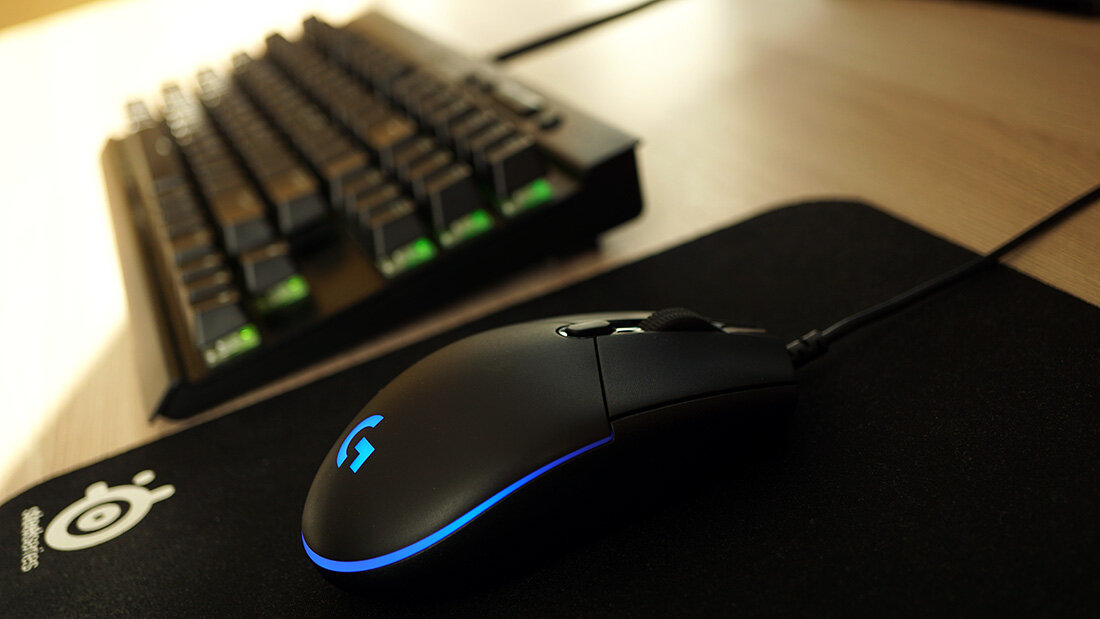 
Найди 10 отличий! Именно так хочется начать знакомство с этой мышью, поскольку визуальных отличий между G102 и G Pro ровно одно – кабель. У G102 он без оплетки, и это все, чем сходу отличается данная модель от симметричного игрового флагмана компании.
