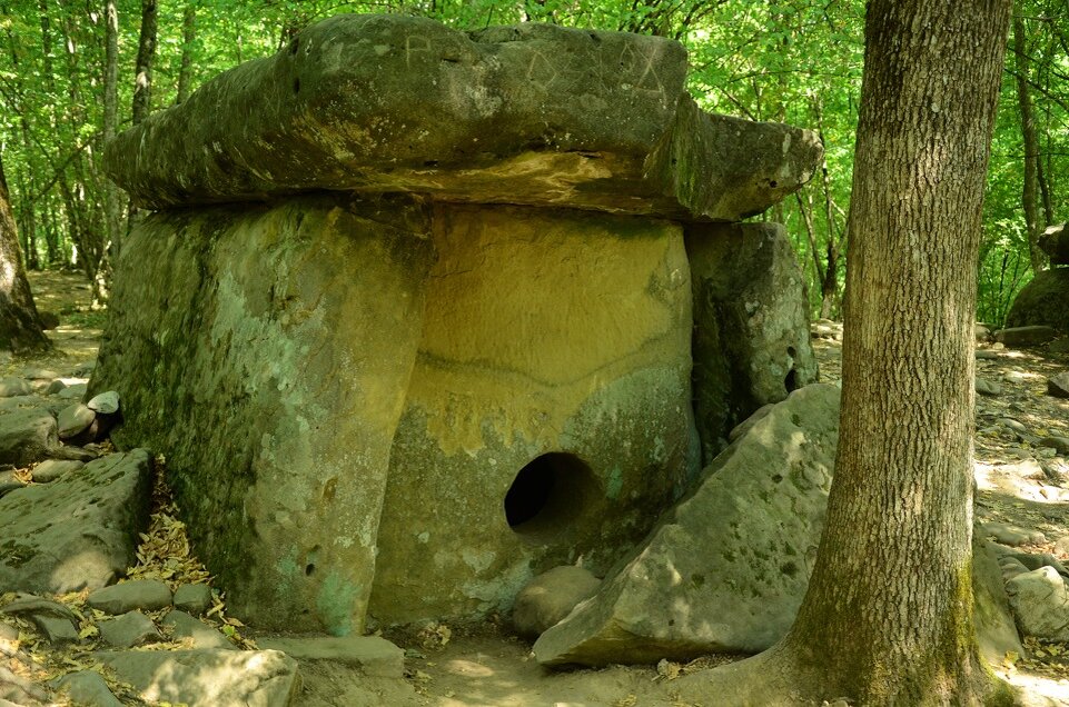 Дольмен пос.Пшада