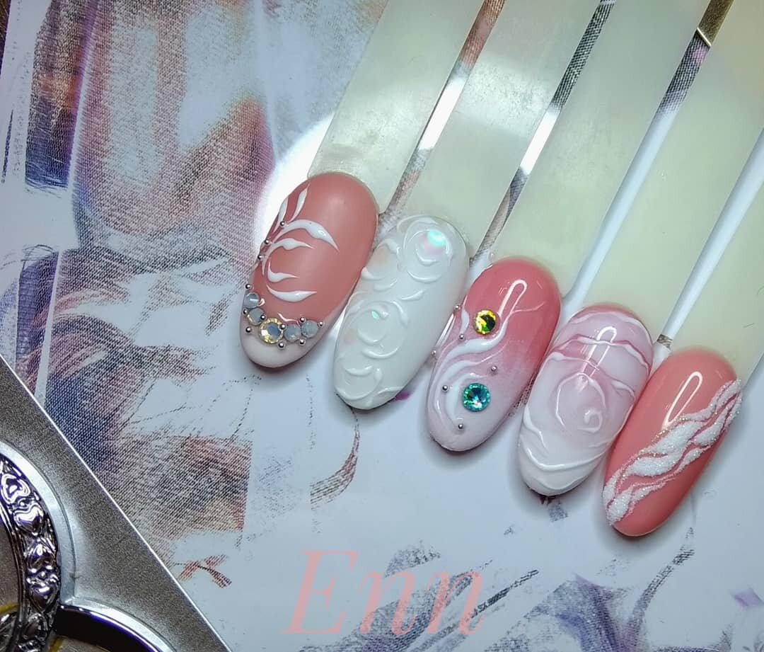 Каждый дизайн по отдельности, просто все они в одной цветовой гамме. Использовала розовый камуфляжный гель-лак, белый- ослепительный френч, белую гель-краску, белую краску для аэропуффинга.