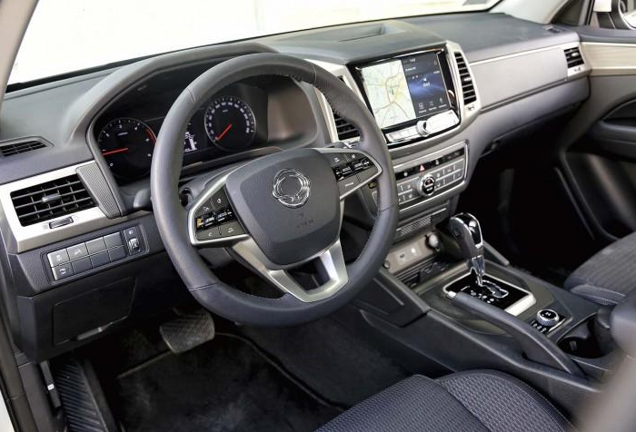 Самым большим сюрпризом для нас стала  хорошо собранная «европейская» кабина; экран мультимедиа может достигать- 9,2 дюйма