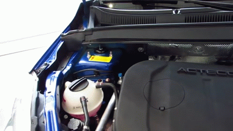 Второй, это Chery Tiggo 4. Он стал доступнее относительно прежней цены на 5,5-5,8%. В версии Comfort кросс "потерял" 60 тыс. рублей – и теперь стоит 1 039 900 рублей. На 70 тыс. подешевела версия Luxury, её можно приобрести за 1 129 900 рублей. Chery Tiggo 4 во всех комплектациях оснащают двухлитровым мотором с отдачей 122 силы и вариатором.