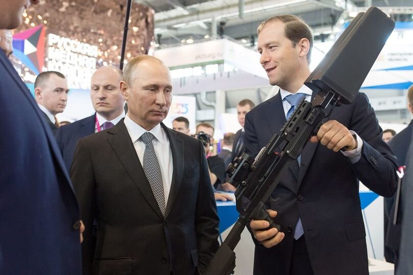 Министр промышленности и торговли России Денис Мантуров демонстрирует  Владимиру Путину  комплекс "Заслон"  (иногда министр ночует в гостиничных  номерах по 1, 3 мил. руб. за ночь, но платежки он ВВП не показывает).