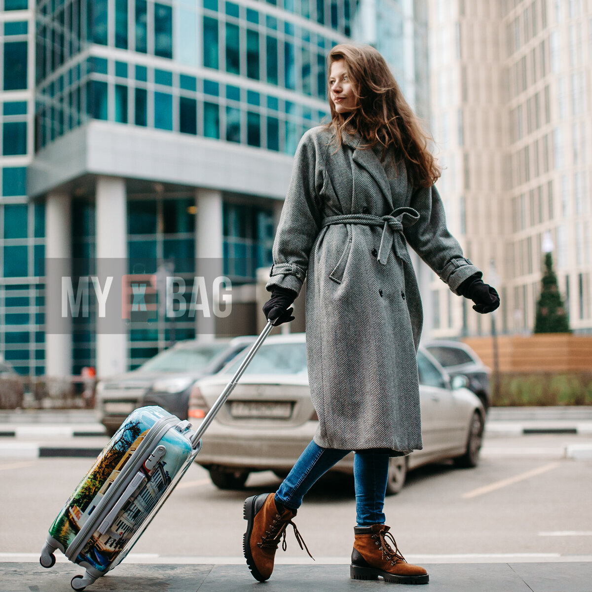 На фото чемодан из поликарбоната Myxbag ручная кладь 55*40*20 см