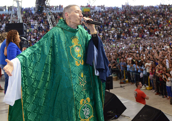 Пострадавший падре Марсело Росси. Источник: eventos.cancaonova.com/