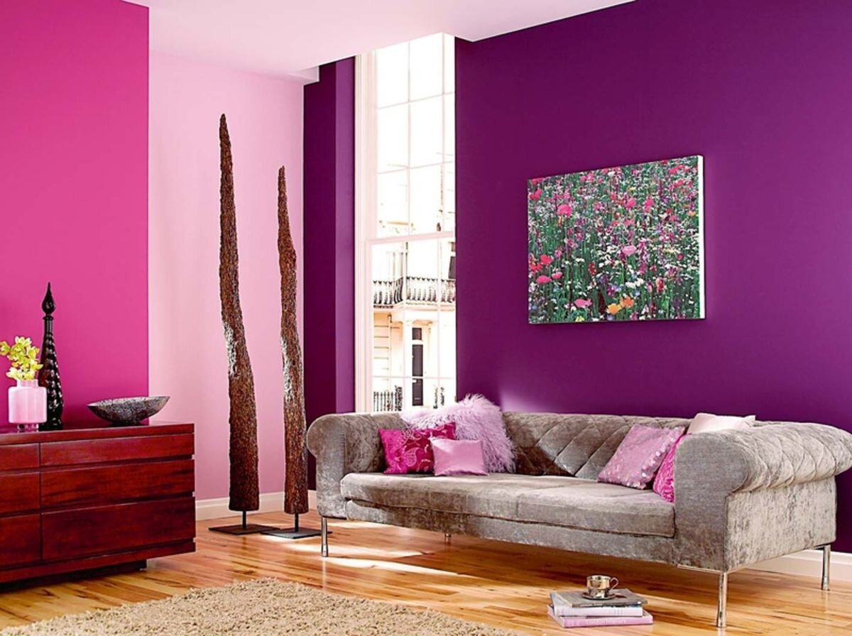 Фиолетовые стены в интерьере гостиной. Лиловые стены в интерьере. Покрашенные стены в интерьере. Фиолетовый цвет в интерьере.
