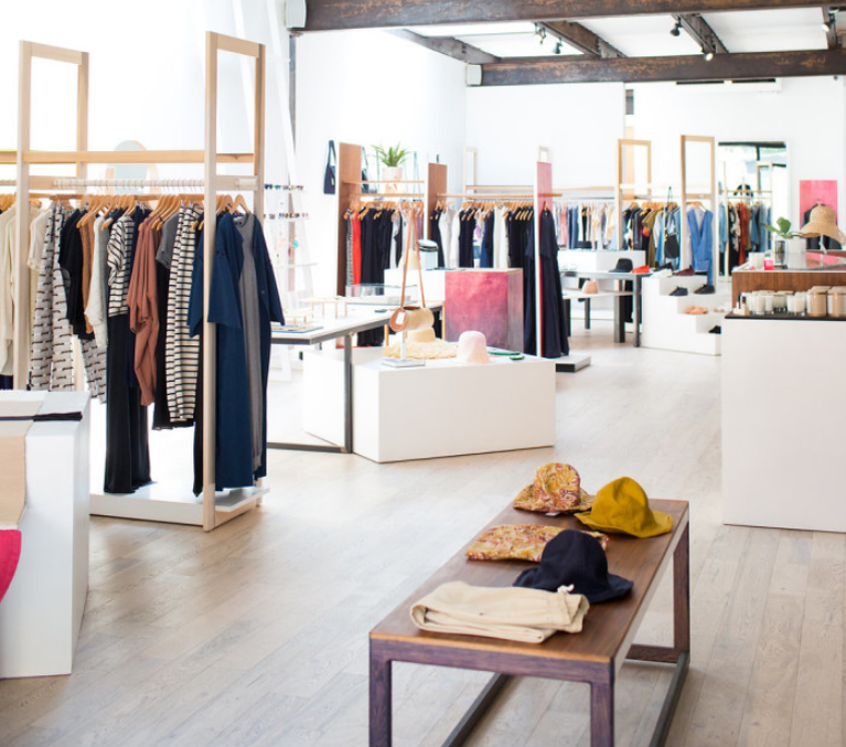 Современный магазин с одеждой в стиле "ответственной моды". Фото: https://ecocult.com