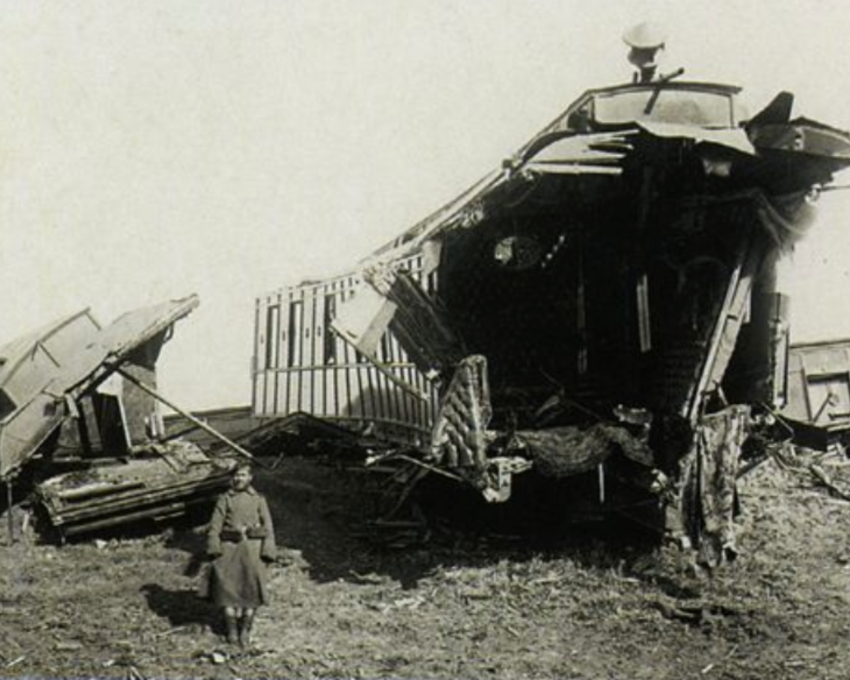 Разорванный вагон поезда. Источник: wikipedia.org