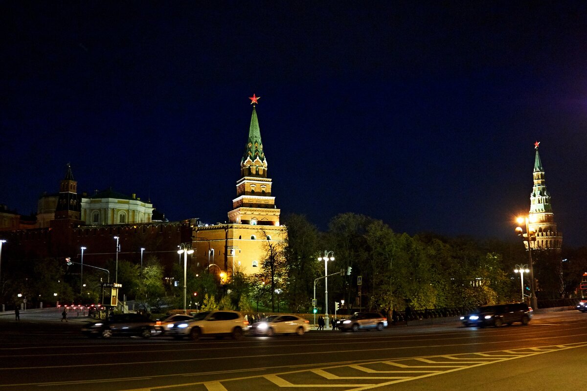 Понравилась москва. Боровицкие ворота. Ночная Москва ворота. Боровицкая гора фото. Ворота ночью.