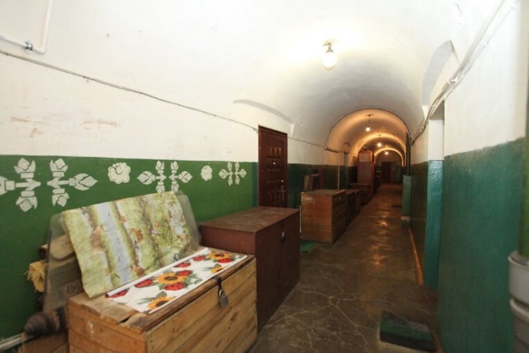 Коридор с бывшими камерами, теперь - с комнатами