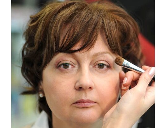 Подчеркивание глаз. На фото тонкой линией показано, куда следует наносить тени. Для карих глаз - зеленые тени.