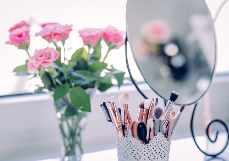 Используйте обычное зеркало. https://www.pexels.com/ru-ru/photo/318379/