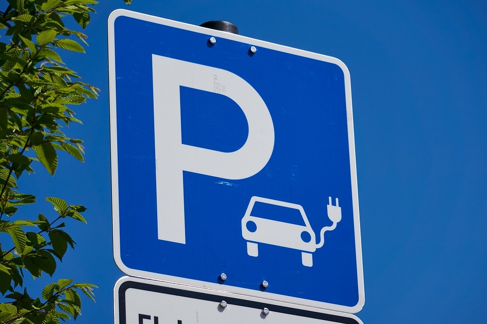 https://cdn.pixabay.com/photo/2019/04/26/20/30/electric-mobility-4158596_960_720.jpg