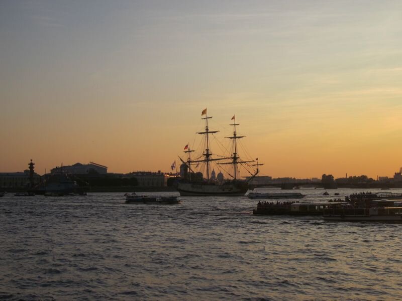 В устье Невы в пору белых ночей