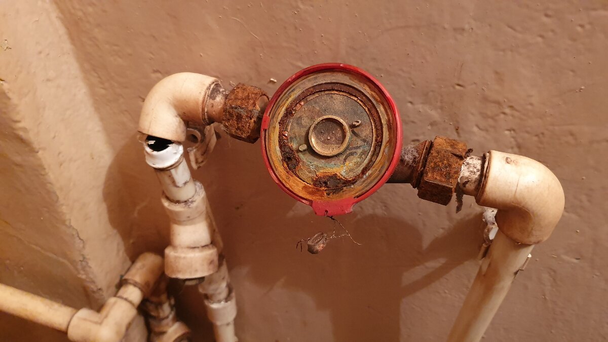 водопровод. можно ли сломать воду. можно ли сломать воду. можно ли сломать воду. прорвало трубу в квартире.