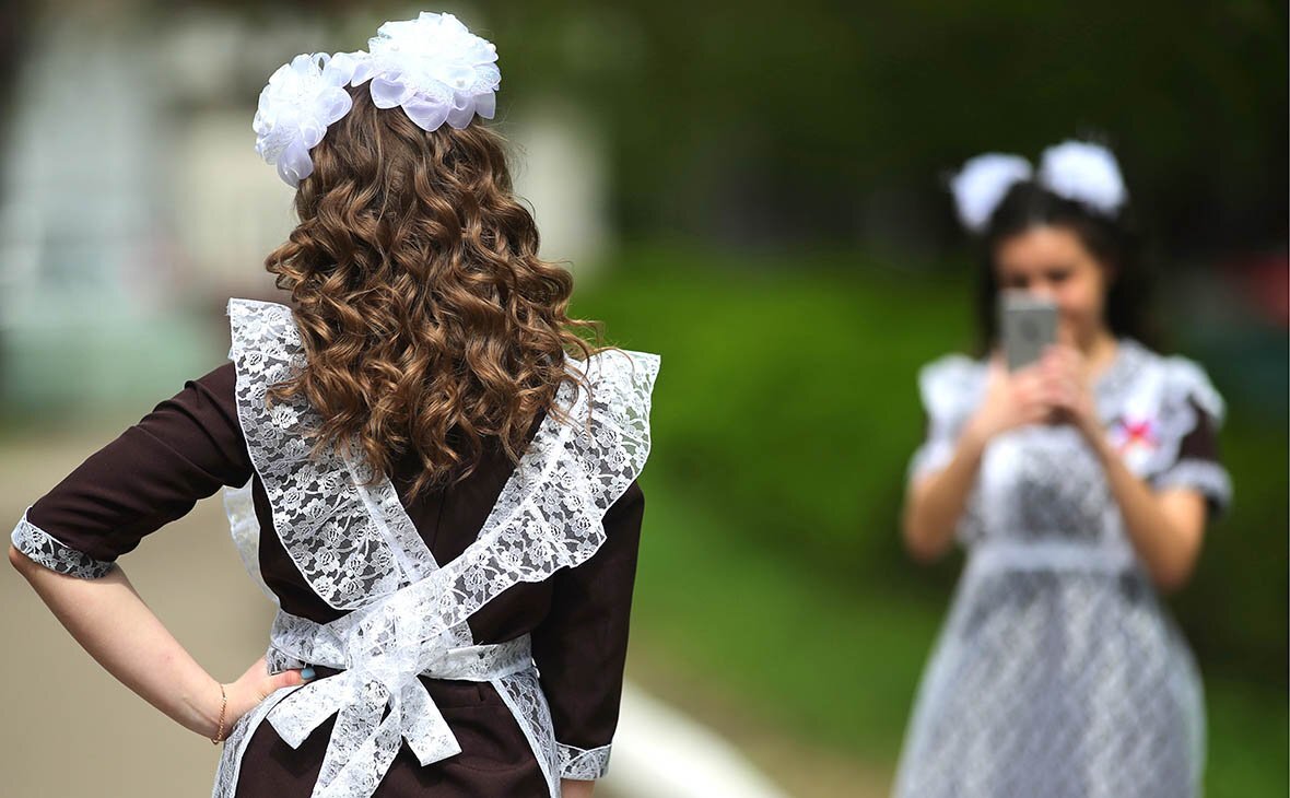 Глядя на выпускные фото, я понимал, что она выпускница)