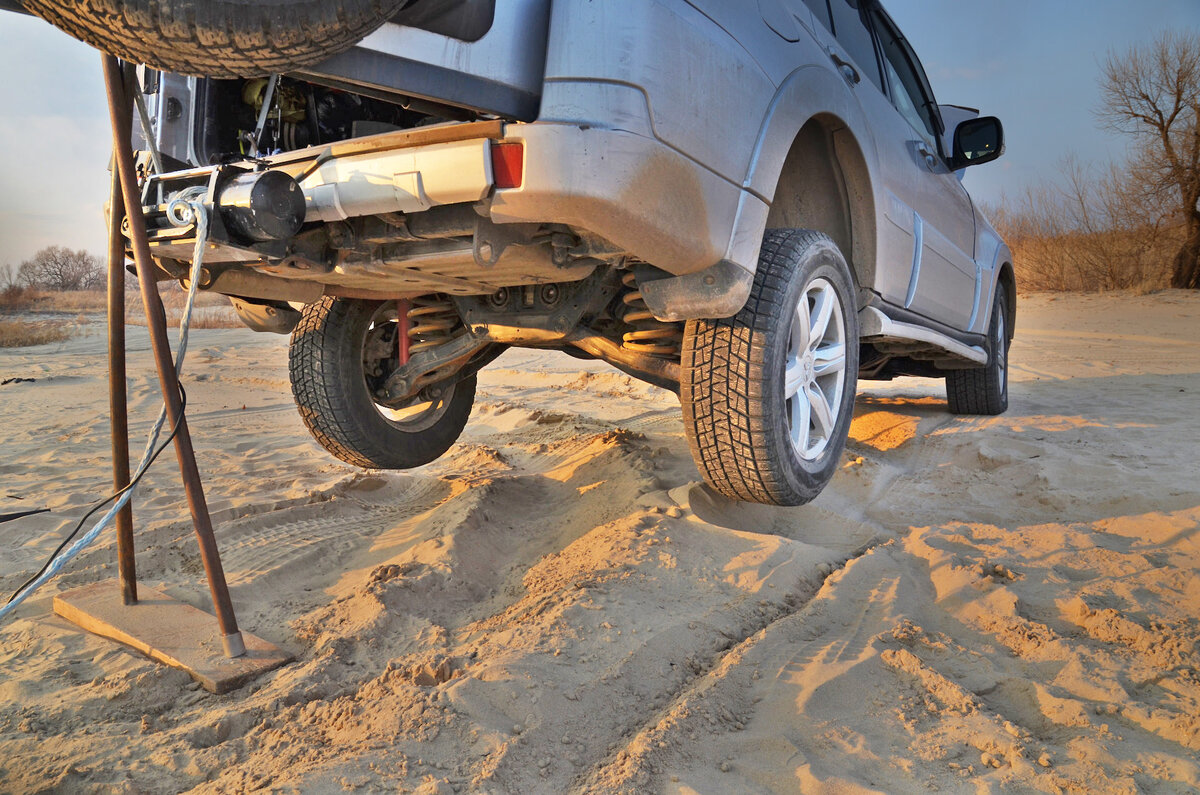 Фаркопы на перед и зад , мобильная лебедка  12000 и  повседневная 4000 .