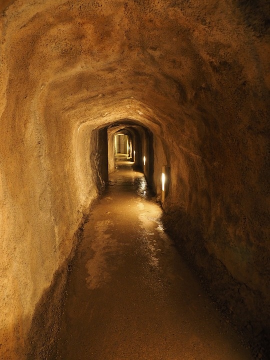 https://cdn.pixabay.com/photo/2014/10/27/23/06/tunnel-505977_960_720.jpg