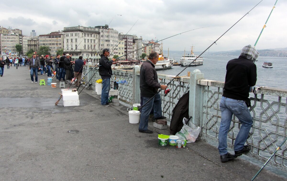 Рыбаки на Галатском мосту.