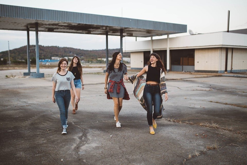 https://cdn.pixabay.com/photo/2015/11/07/11/50/girls-1031538_960_720.jpg