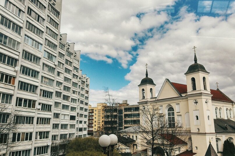 Всего в 20 метрах от этой уродины располагается самый старый монастырь Минска (Уникальный памятник архитектуры  со своей историей" 