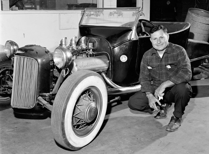 Эд Искендерян рядом со своим хот-родом, построенным на базе родстера Ford Model T. 