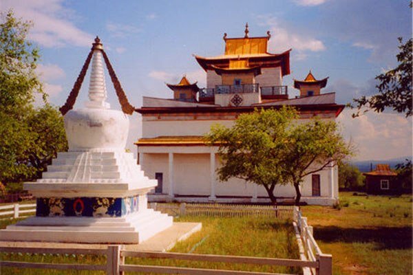 В этот день я запланировал утреннее посещение места Ранжин Арьябала. Вчера я был уставший с дороги и смог лишь сходить на разведку к священному камню. И понял, что останусь еще на один день, чтобы просидеть в медитации здесь несколько часов. Тем более, что заместитель настоятеля монастыря радушно предоставил мне ретритный домик, что бы я не мок под сыростью в палатке. Погода портилась и обещала весь день моросить дождем. Цонгольский или Мурочинский дацан находился на возвышенности. Сюда он был перенесен из прежнего места в долине у реки Чикой, которая по весне так разливалась, что все местное население плавало вместе со своими домами. Вода затапливала дацан, что добавляло много лишних хлопот. Теперь все иначе. Несколько дуганов, магазин с продуктами и сувенирами, столовая, ретритные домики, прихожане – все говорит о бурной жизни дацана. Не смотря на то, что в моем доме не было света, я был доволен гостеприимством местных лам.

Рано утром я собрался, взяв лишь воду, немецкую военную горелку «Эсбит» для сухого топлива, травяной сбор, котелок, дождевик-пончо и талбаг (молитвенный коврик) который купил накануне в лавке Цонгольского дацана. Талбаг был кстати, я искал что-то подобное для практик и был счастлив, когда узнал что этот сделан бурятскими мастерами из натурального войлока. Китайский вариант меня не устраивал, он был из дешевой синтетики и тонкий, тем более что китайские вещи попахивают коммунизмом, а он в свою очередь много бед принес бурятам и вообще всему духовному миру человечества.
