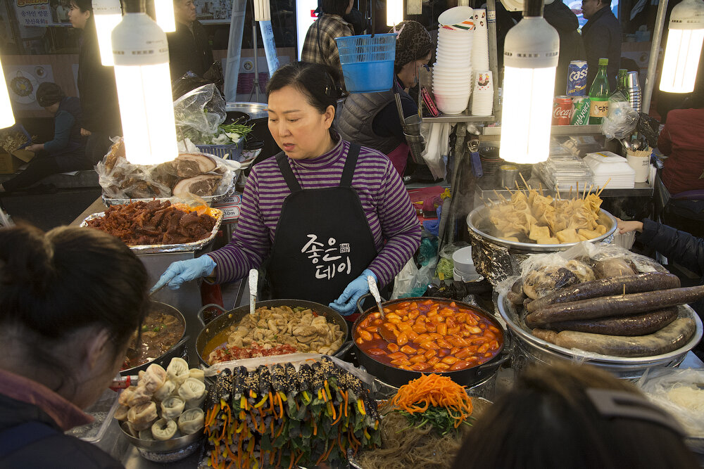 «Адский» рынок готовой еды в Корее: мне мерзко даже смотреть на это, а корейцы едят