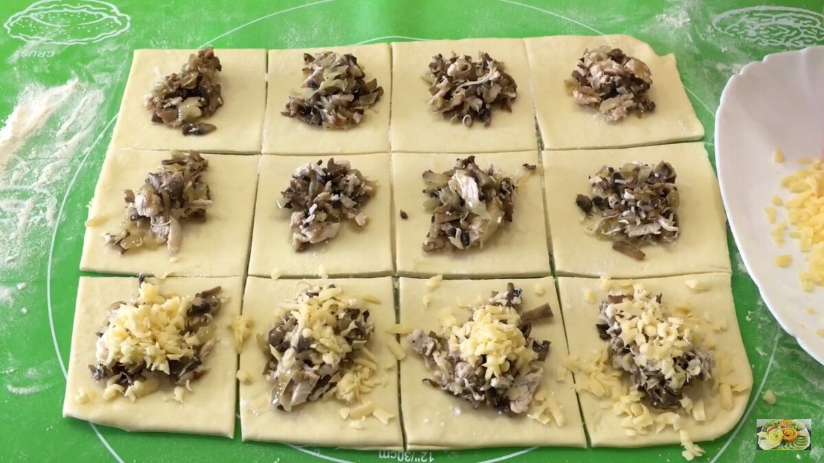 Пирожки из слоеного теста с грибами и картошкой