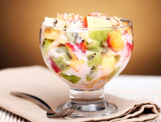 Фруктовый салат с йогуртом