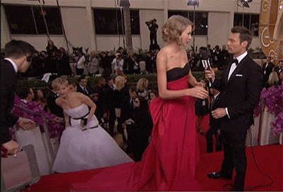 А ещё Лоуренс обожает троллить тех, кто находится под прицелом камер. Материал с ресурса pikabu.ru