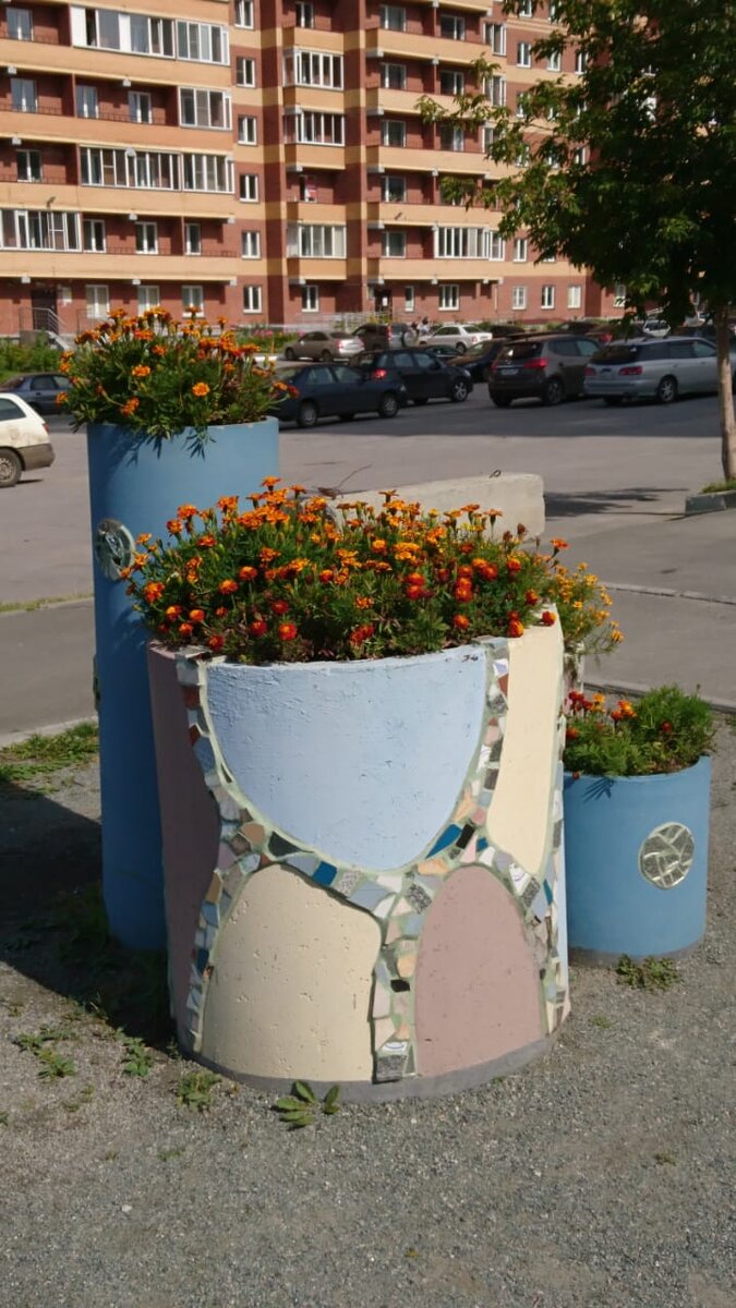 клумба цветов выполнена из железобетонных труб и отходов мрамора (взято из открытых источников)