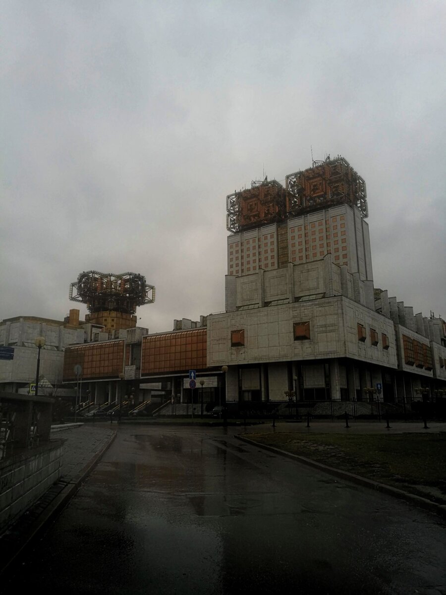 Памятник эпохи "советского модернизма". Здание Президиума РАН.