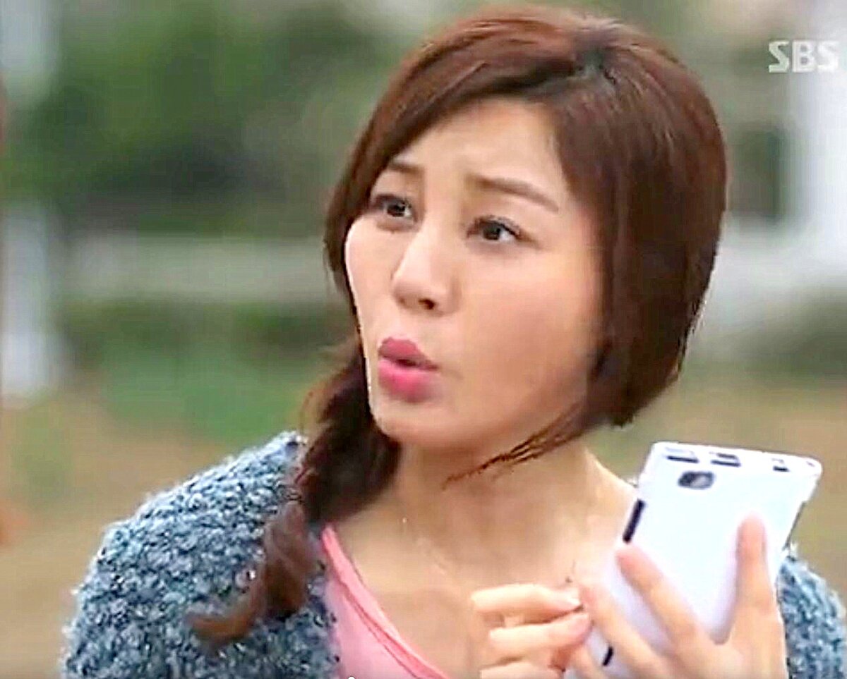 На Со И Су интересный кардиган из буклированной пряжи. Листаем фото, чтобы посмотреть в полный рост