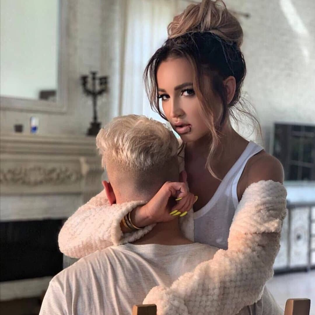 С кем дава. С кем дава. Дава новая девушка 2021. Бузова и лысый. С кем дава.