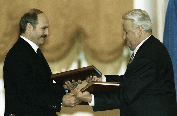 Александр Лукашенко и Борис Ельцин подписали договор о создании Союзного государства