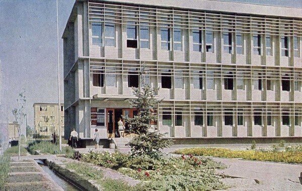 Бывший райком комсомола  Чиланзарского р-на. С левой стороны по дороге в верх метров 100 участок.