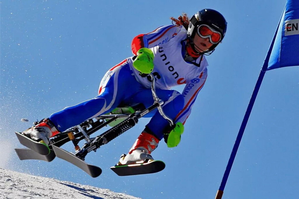 Вид спорта с лыжами с горы. Скибоб. Скибоб вид спорта. Скибоб соревнования. Зимний вид спорта скибоб.