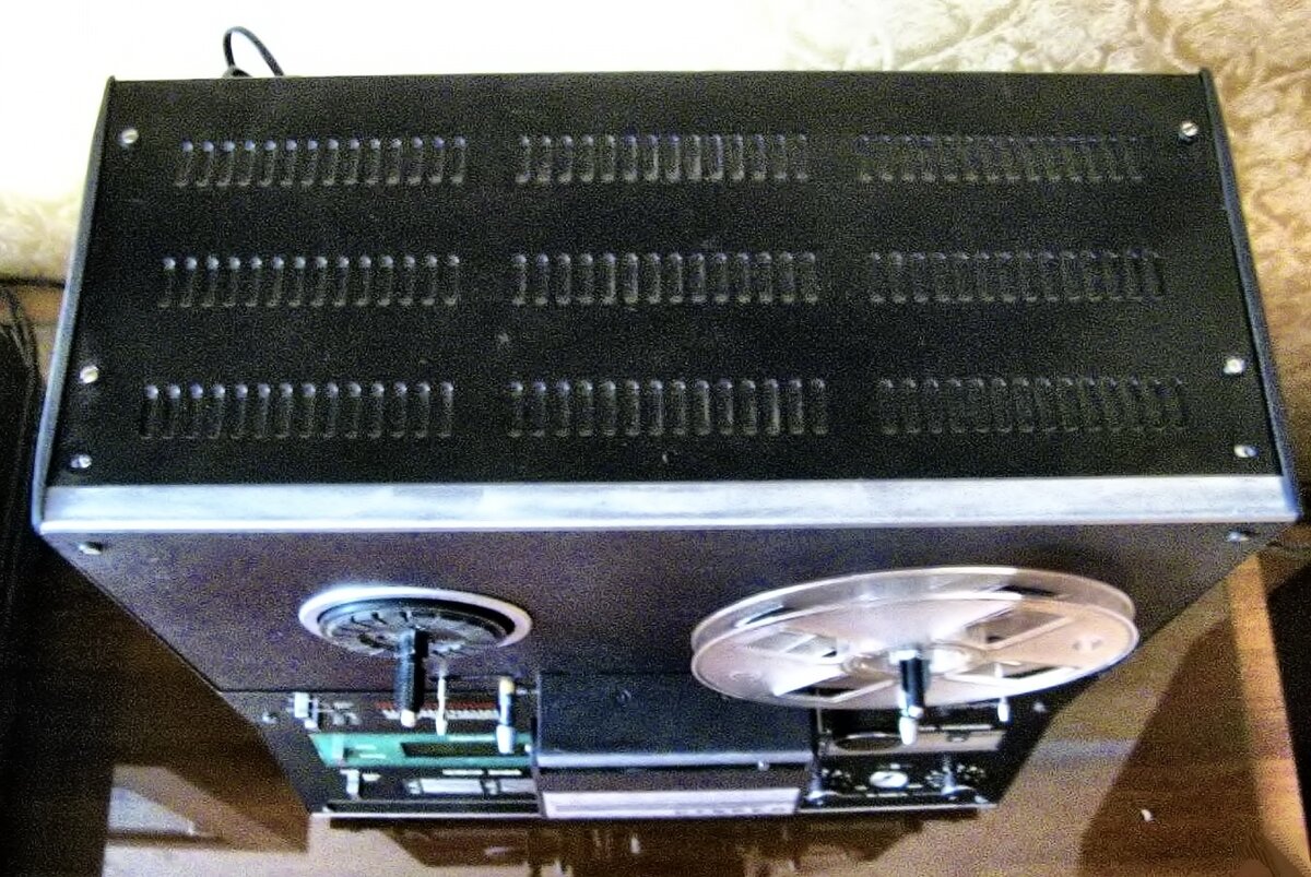 Магнитофон-приставка «Иссык-Куль-101-1С», вид сверху.