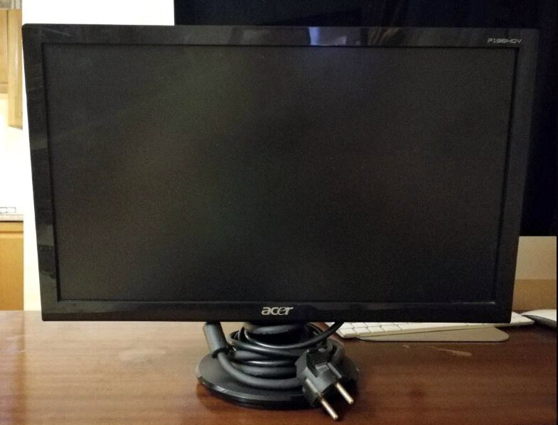 мой прежний монитор на 18,5 дюймов с разрешением 1366x768