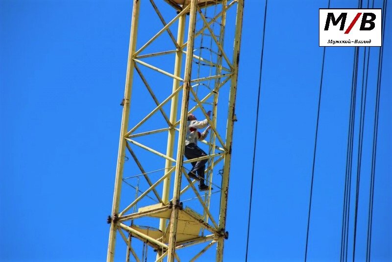 стремянка для башенного крана. лестница башенного крана. крановщик поднимается на кран. крановщик башенного крана. лестница крановщика.