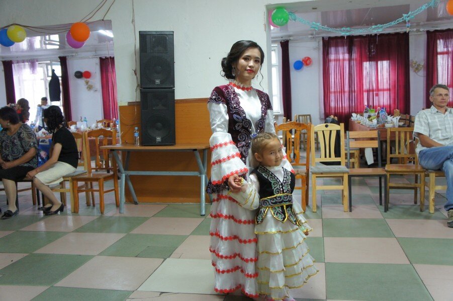 Девушка и девочка в национальных казахских костюмах 