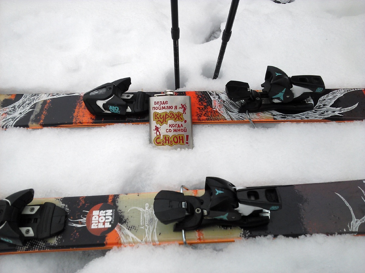 Лыжи мои, фляжка моя, содержимое то же моё, снег природный - авторские права, ну тоже мои...